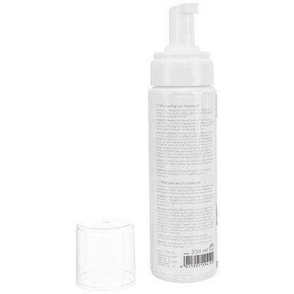 Trixie Dry Foam Shampoo for Dogs and Cats — in use