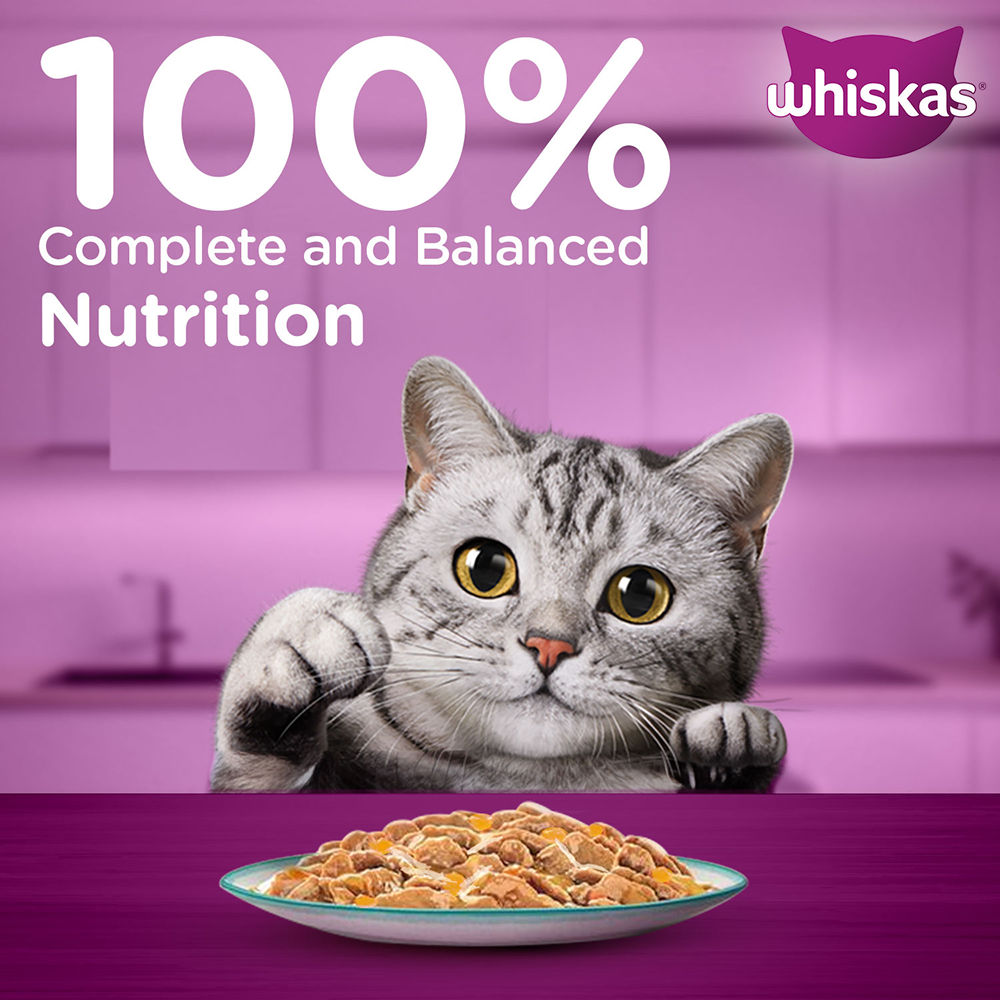 Whiskas Chicken With Tuna And Carrot in Gravy Tasty Mix Adult Cat Wet Food — in use